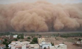 الجو يتحول للون الأحمر بسبب قوة العاصفة .. تحذير عاجل في مصر بعد تغيرات جوية مفاجئة