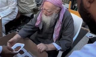 وفاة الشيخ إسماعيل أبو السباع بعد 40 عاما من استضافته لزوار المسجد النبوي .. فيديو
