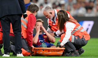 فرينكي دي يونج يغادر مباراة ريال مدريد ضد برشلونة مصابًا