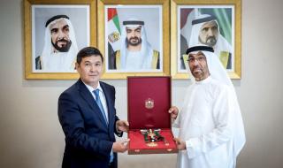 الامارات | رئيس الدولة يمنح سفير كازاخستان وسام زايد الثاني من الطبقة الأولى