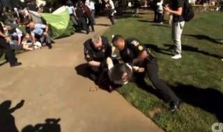 تراند اليوم : "ضربوا رأس إحداهن في خرسانة".. شاهد.. لحظة اعتقال الشرطة الأمريكية لأستاذتين في جامعة أمريكية أثناء مظاهرات داعمة لفلسطين