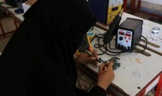 تعز.. "رحمة عبد الواسع" أول امرأة مهندسة هواتف في جبل حبشي (تقرير خاص)