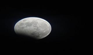 بعد قليل.. القمر يقترن بعطارد في مشهد بديع يُرى بالعين المجردة