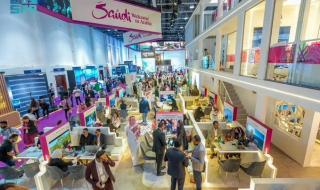 السعودية | “هيئة السياحة” تختتم مشاركتها بمعرض سوق السفر العربي بتوقيع 40 مذكرة وشراكة وجائزة أفضل منصة أعمال