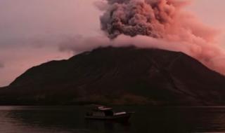 إندونيسيا ترفع مستوى التحذير من بركان إيبو لأعلى درجة