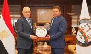 النائب العام يلتقى نظيره اليمنى بمكتبه بالقاهرة