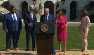 شاهد.. بايدن يتعرض لموقف محرج مجددا أثناء مصافحته لسيناتور أمريكي