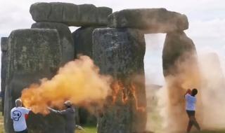 مدافعون عن البيئة يرشون مَعلماً شهيراً في بريطانيا بالطلاء