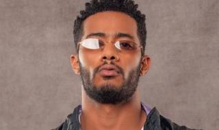 محمد رمضان يستفز الجمهور من جديد.. رجل يحمل مظلة ليحميه من الشمس