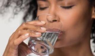 خدعوك فقالوا المياه والعصير هاتخليك تعرق أكتر.. كيف تتغلب على التعرق المفرط