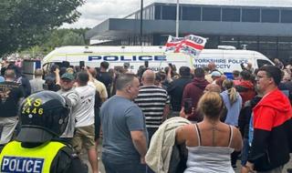 السجن 9 سنوات لرجل أشعل النار في فندق يؤوي مهاجرين ببريطانيا