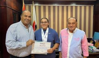 الشاذلى يكرم بطلتى الأوليمبى لألعاب القوى والسباحة بالبطولة العربية