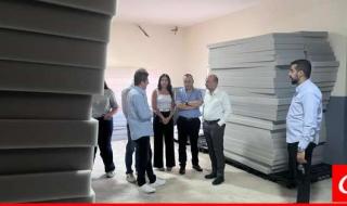 أبي رميا سلم العدد المطلوب من الفُرش للنازحين في بعض مدارس جبيل بالتعاون مع الجمعيات