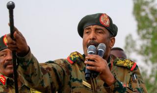 شاهد بالفيديو.. قائد الجيش السوداني يعود لتصدر “الترند” بإشارة جديدة والجمهور: (الكاهن جاكم بالجديد يا دعامة)