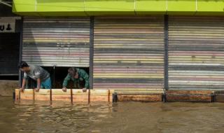 قتلى ومصابون بانهيارات أرضية وفيضانات في إندونيسيا