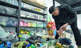 الامارات | صيني يحوّل نفايات البلاستيك إلى قطع فنية