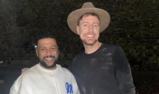 محمد جمعة برفقة مستر بيست أثناء زيارته للأهرامات