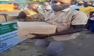 مركز الملك سلمان للإغاثة يوزع 3 أطنان تمور في ولاية الجزيرة بالسودان