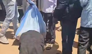 شاهد بالصورة والفيديو.. سودانيون يسجدون في تراب الوطن شكر لله بعد وصولهم مدينة ود مدني لأول مرة بعد الحرب
