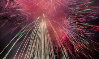 احتفالًا بعيد الفطر.. سماء المملكة تتألق بعروض الألعاب النارية