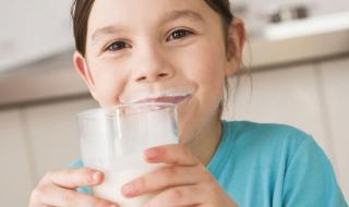 الامارات | مختصون: انتبهوا إلى المشروبات المناسبة لأطفالكم.. وكميتها يومياً