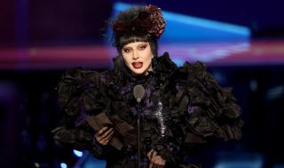 ليدي غاغا تهدي جوائز الـ MTV VMAs لخطيبها مايكل بولانسكي: فنان العام وحب حياتي