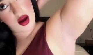 شاهد بالصورة والفيديو.. المودل آية أفرو تعود لإثارة الجدل وتكشف “إبطها” للجمهور ومعلق ساخر: (على الطلاق أنظف من ضميري)