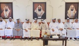 حاكم أم القيوين يقدم واجب العزاء في وفاة عائشة بنت حمد بن علي العرياني