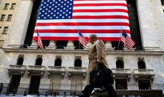 الداو جونز يهبط بحوالي 900 نقطة وناسداك يغلق منخفضاً 3.5%
