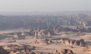 رحلات الطيران بالمناطيد.. تجربة سياحية 
بين سحر الصحراء وروح المغامرة في العلا