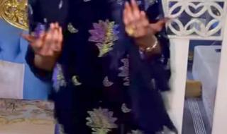 شاهد بالصورة والفيديو.. فتاة سودانية تثير الجدل وتشعل ثورة من الغضب على مواقع التواصل بوصلة رقص فاضحة  بمؤخرتها