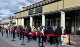 المستهلكون بأمريكا يتجنبون الطوابير ويتسوقون عبر الإنترنت في الجمعة السوداء