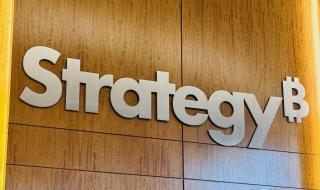 سهم MSTR على وشك التحرك… هل يبدأ السباق مع أول اختراق للبيتكوين؟