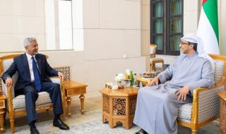 منصور بن زايد يستقبل وزير الشؤون الخارجية الهندي