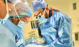 استئصال أورام معقّدة من الفقرات العنقية لمريض شاب بدبي