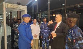 مدير الإدارة العامة للجوازات والهجرة يتفقد مطار الخرطوم