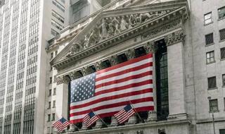 الأسهم الأمريكية تغلق على ارتفاع طفيف وسط هدوء في التعاملات