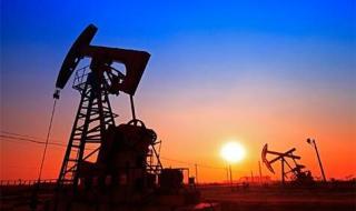 النفط ينخفض من أعلى مستوياته في نحو 7 أشهر