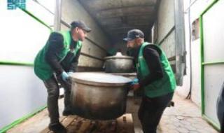 مركز الملك سلمان للإغاثة يواصل دعم النازحين في غزة بقوافل مساعدات ووجبات غذائية