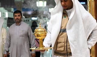 تطييب المصلين والزوار في المسجد النبوي بأجود أنواع الطيب والبخور