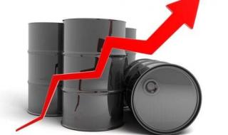 النفط يرتفع محققاً مكاسب أسبوعية حادة وبرنت أعلى 100 دولار لليوم الثاني على التوالي