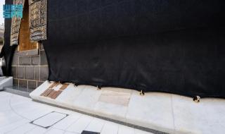 الشاذروان.. معلم معماري 
يعانق الكعبة المشرفة ويعزز متانة بنيانها