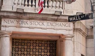 الداو جونز يغلق مرتفعاً بأكثر من 1100 نقطة وسط تفاؤل بشأن الشرق الأوسط لكنه يتكبد خسائر شهرية