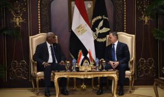 وزير الداخلية يبحث مع نظيره المصري تعزيز التعاون الأمني وتبادل الخبرات