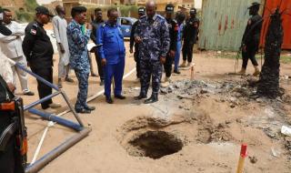 المدير العام لقوات الشرطة يتفقد مكان حادثة الإنفجار ببرى ويطمئن مواطنى المنطقة