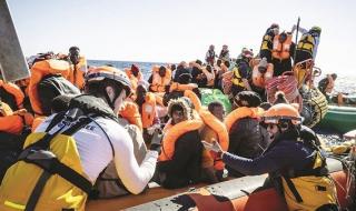 إنقاذ 404 مهاجرين غير شرعيين قبالة سواحل ليبيا