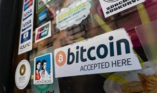 البيتكوين يتراجع وسط عزوف عن المخاطرة وضعف الطلب المؤسسي