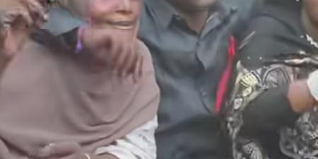 شاهد بالصورة والفيديو.. سيدة سودانية تزف زوجها عريساً لزوجته الجديدة وتشاركه الرقص في حفل زفافه