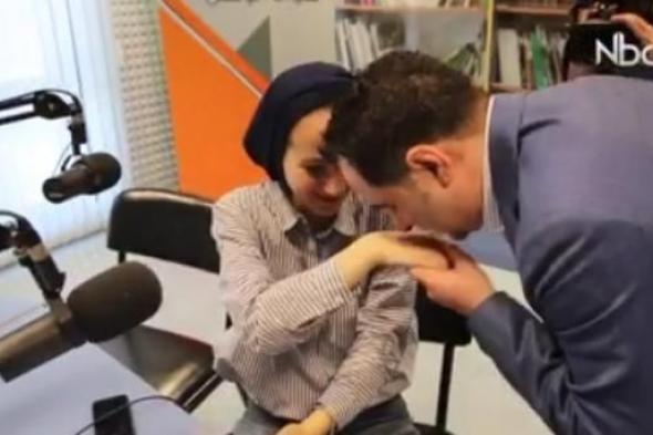 شاهد| مهندس فلسطيني يفاجئ مذيعة راديو بطلبها يدها للزواج على الهواء