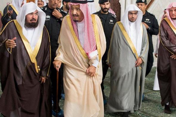 مسؤول سعودي: الملك سلمان لن يتنازل عن العرش لولي العهد